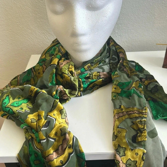 cinthia rowley Accessories - Cynthia Rowley Green Paisley Velvet Burnout Scarf